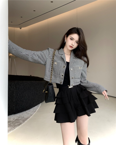 Real shooting of sexy qianniaoge slim temperament short coat + ruffled cake High Waist Shorts in early autumn