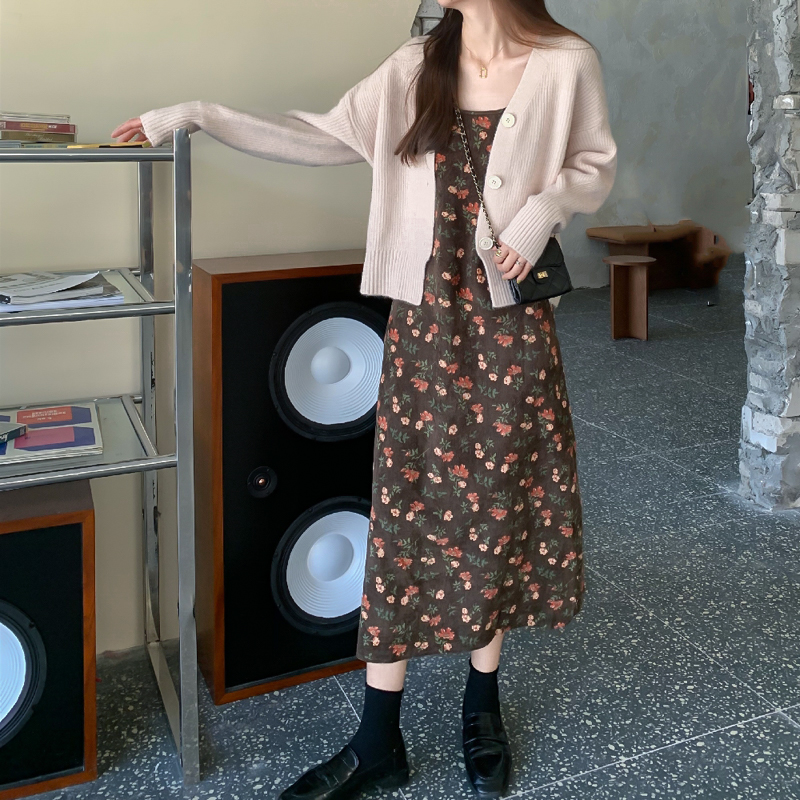 Korean version of the new soft style waist show slender floral suspender skirt knitted cardigan two piece set