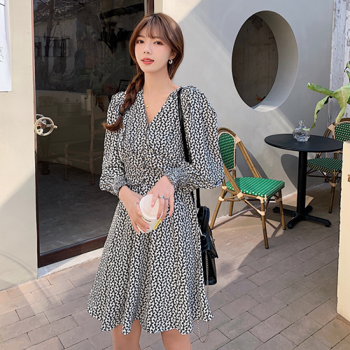 Actual shooting of new Korean women's dress in autumn 2021 long sleeve waist closing V-neck personalized Floral Chiffon Dress