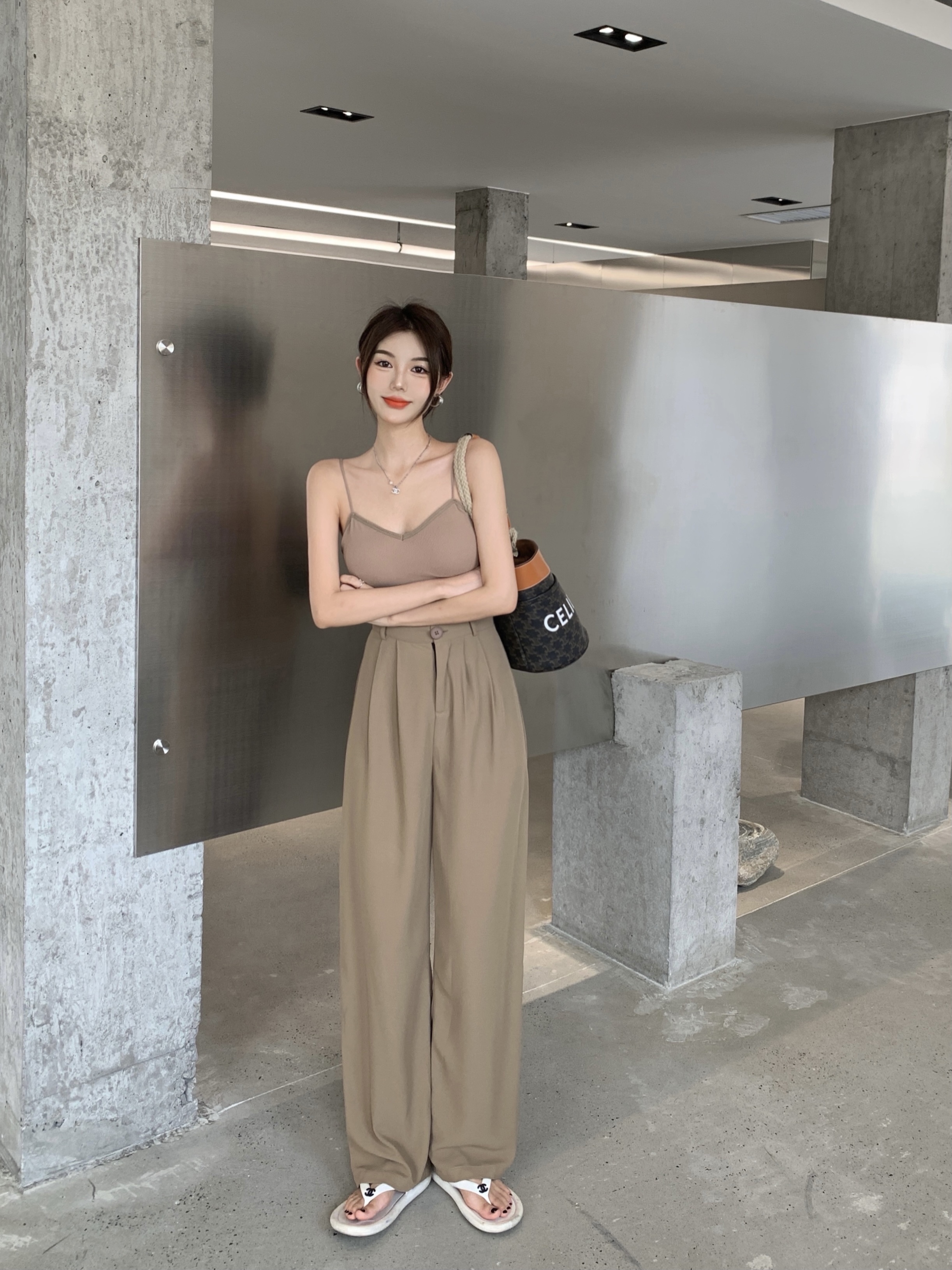 The real price is not reduced. Open back suspenders with chest cushions, high waist leisure wide leg mops