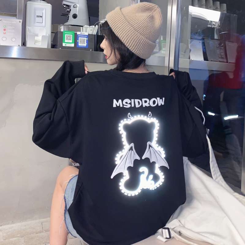 Reflective effect of women's foam printing in real shooting thin sweater
