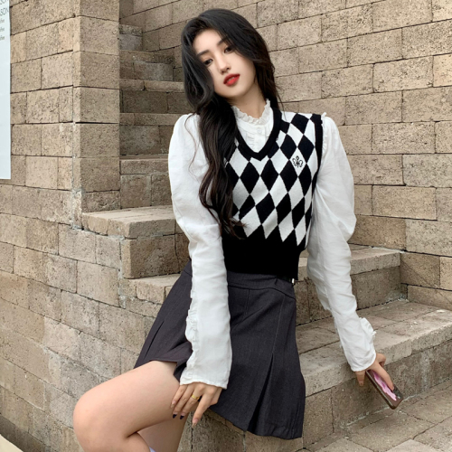 Real shooting of autumn and winter Korean version of black and white Lingge age reducing vest vest vest vest Vintage Long Sleeve Sweater Cardigan