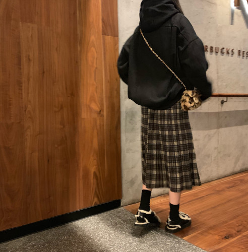 Real-price photo of Korean loose fold and retro-style Plaid mid-long skirt and autumn half-length skirt