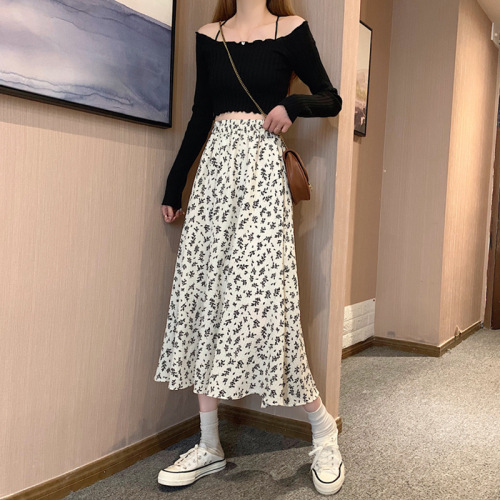 In spring and summer of 2021, the new small broken flower pleated skirt covers the hip and buttocks, white a-word summer day long skirt
