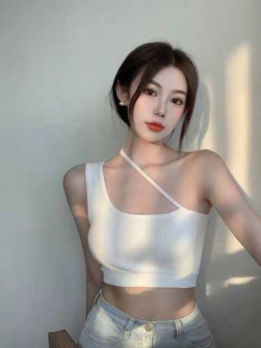 The real price is not reduced, the self provided chest cushion is versatile, the four seasons are versatile, the thread elastic cotton oblique shoulder belt suspender vest