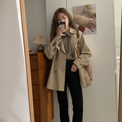 In early spring and autumn of 2021, the new windbreaker coat and women's coat are short, and the British style is popular this year