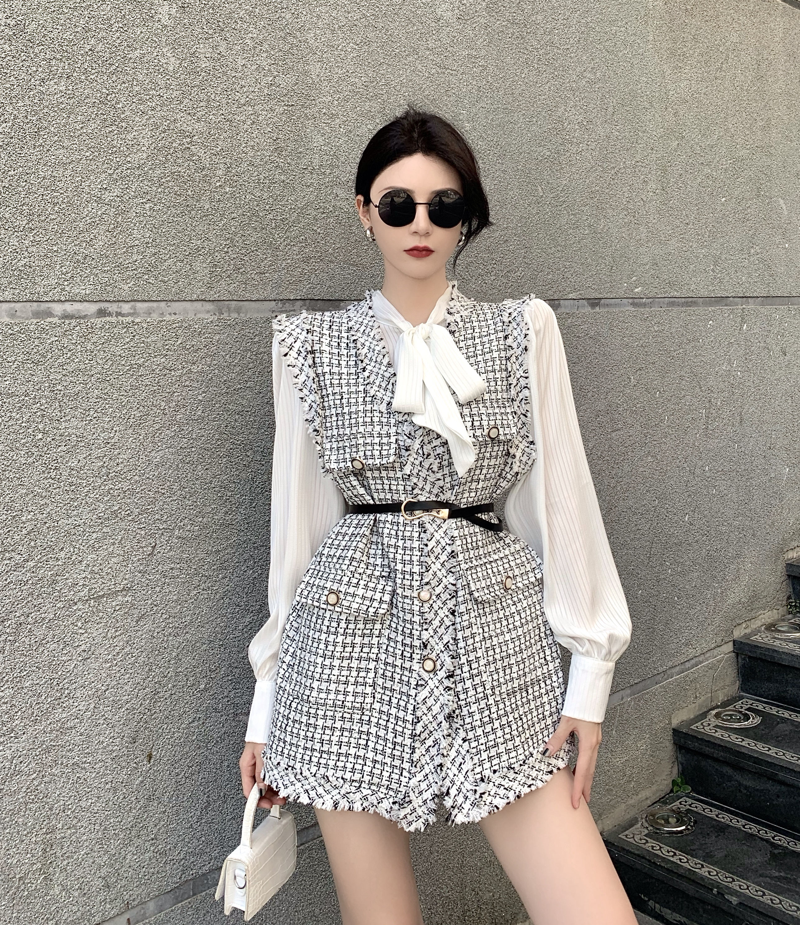 Real shot black and white lattice small fragrance coarse tweed vest belt + versatile loose lace up pleated top two-piece set