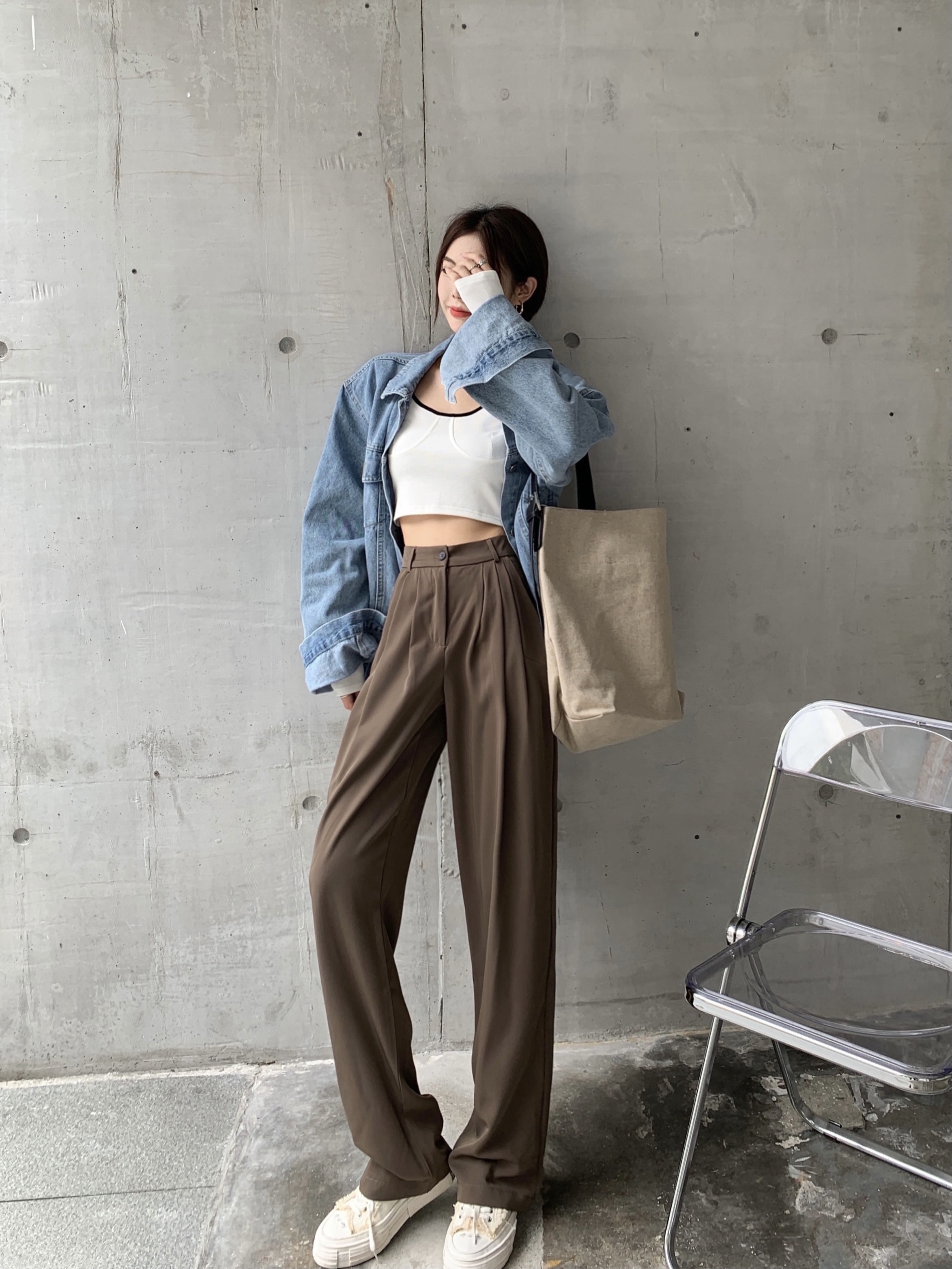 Real shooting and real price do not reduce the sense of design, a small number of color contrast u collar, high waist, thin and falling feeling, floor dragging trousers
