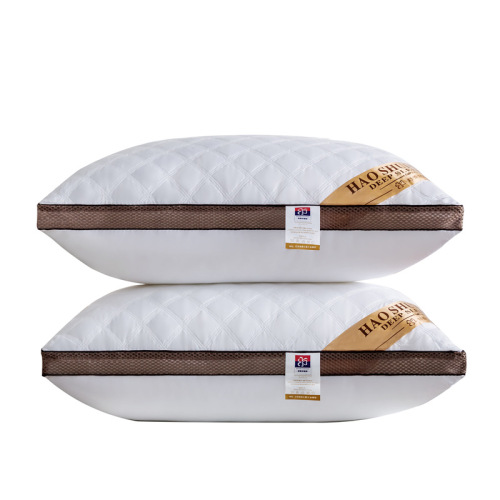 A pair of feather velvet pillows. Single pillow core in dormitory does not collapse and deform. It is special for family hotel