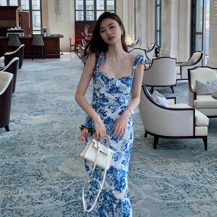 Seaside holiday style light mature gentle Retro Blue and White Porcelain Floral suspender mid long skirt summer new fishtail dress