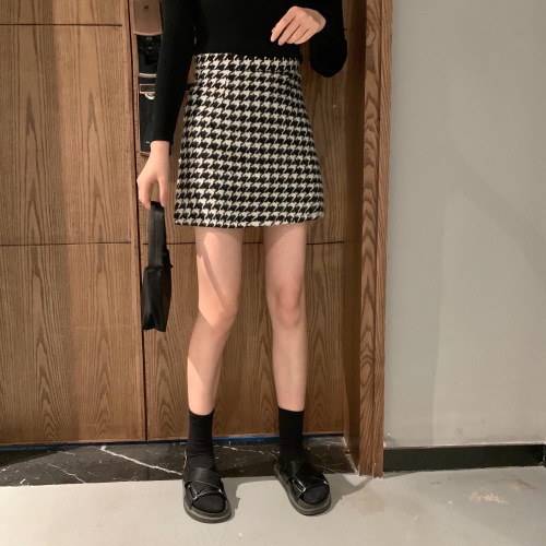 Korean version of thousand bird Plaid woolen skirt short skirt with thin Plaid A-line skirt covering buttocks