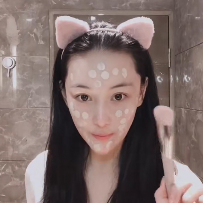 Zhang Xin washes face with the same kind of cat ear headband Disney hair band