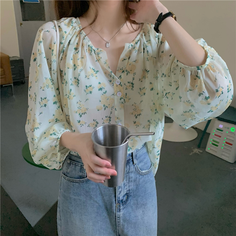 Real price! Autumn retro V-neck sweet little shirt Korean small fresh broken Flower Chiffon shirt