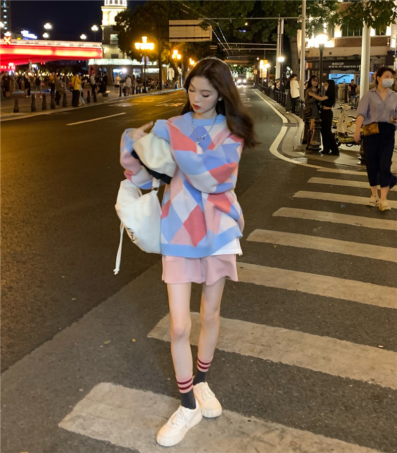 Full of vitality ~ girl pink diamond check round neck sweater