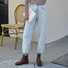 High waisted jeans with adjustable buttons in real shot design