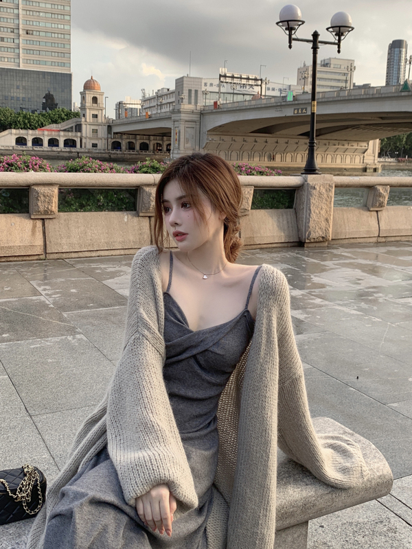 Real price new French retro elegant temperament romantic sexy gentle knitted suspender dress in autumn and winter