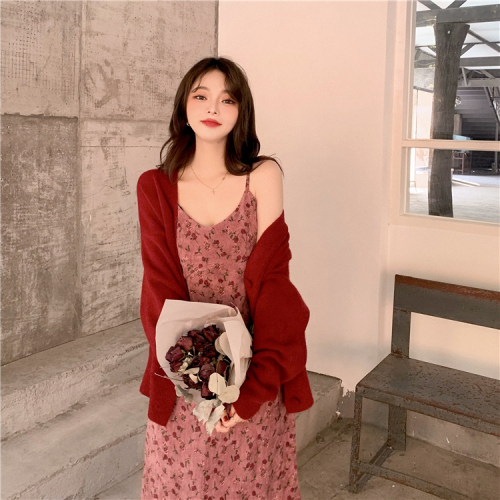 Real price red sweater knitted cardigan coat + moldy fruit crushed flower suspender dress