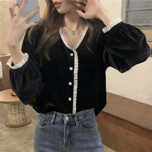 Real price! Autumn and winter temperament V-neck stitched lace top women's French Fu ancient black velvet shirt