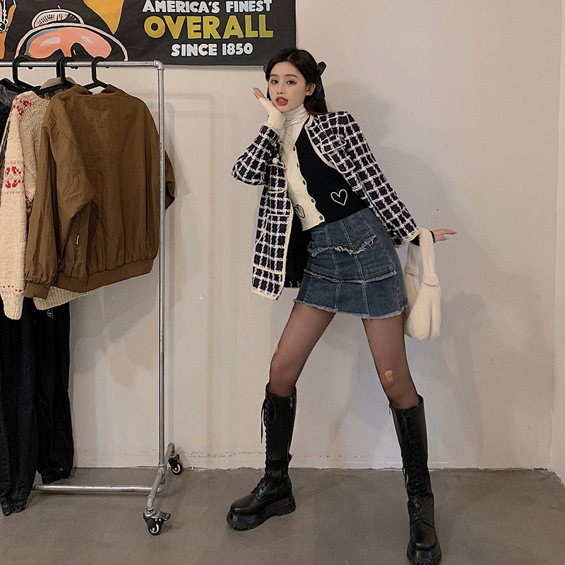 Real price coat + knitted contrast Vest + bottomed shirt + denim skirt