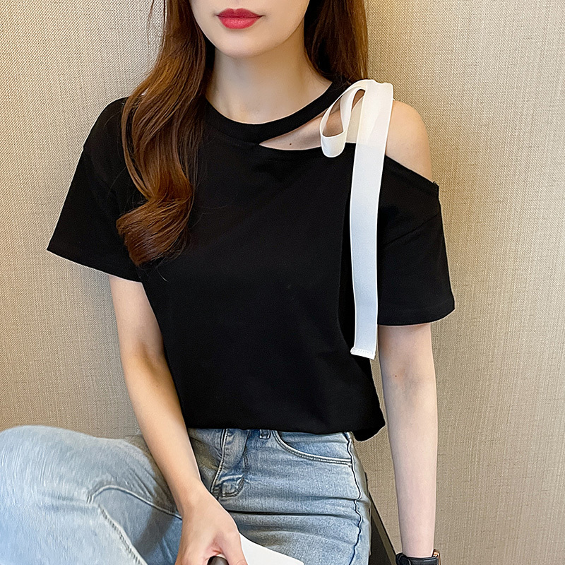 Real shooting pure cotton short sleeved T-shirt women's wear 2022 new summer leak off shoulder top design feeling small and loose