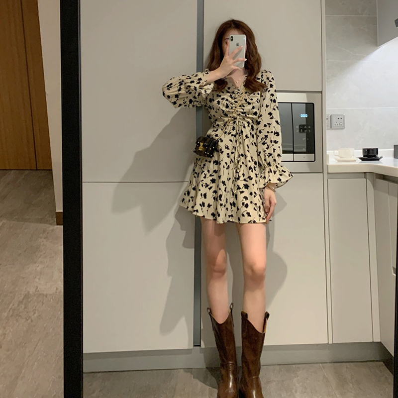 2022 spring new French wrinkled floral dress women's design sense, small crowd, slim skirt