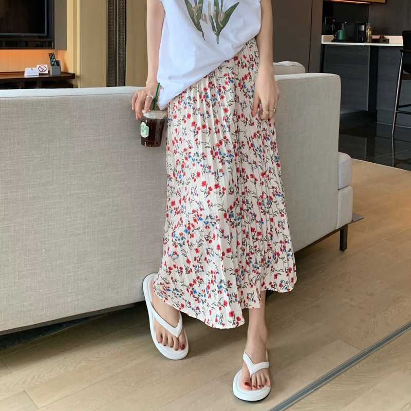 Real price ~ fluttering pleated floral skirt