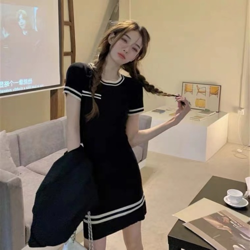 Xiaoxiangfeng knitted dress women's summer 2022 new French senior design sense of niche white skirt