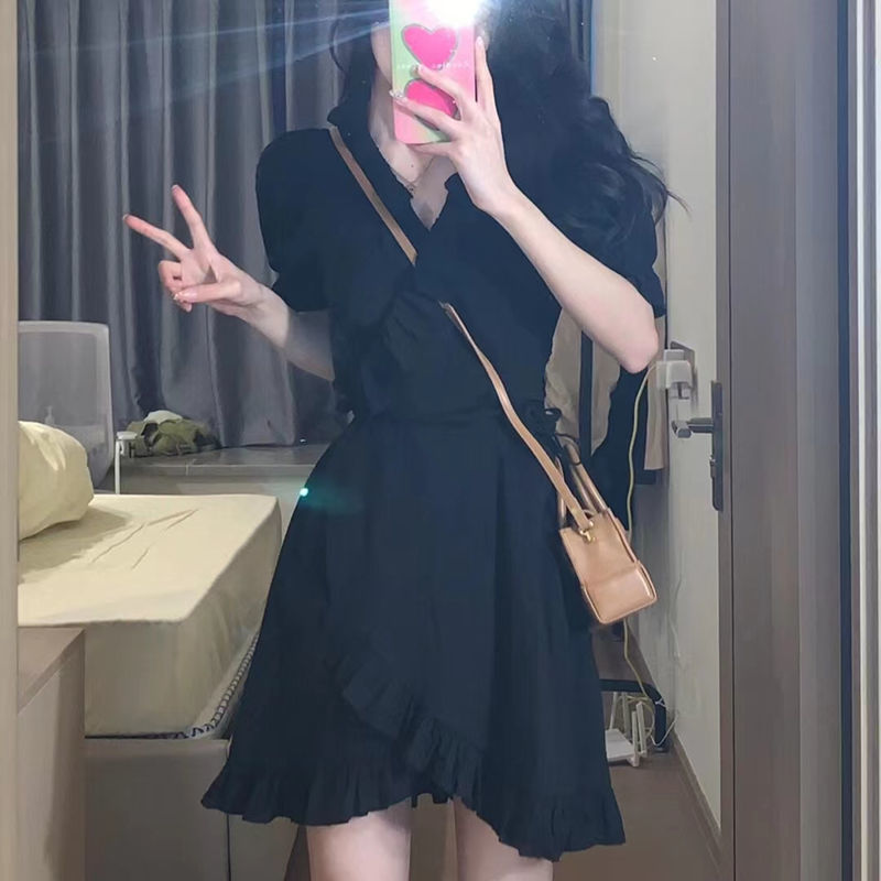 French dress women's summer 2022 new sweet hot girl design feeling niche v-neck tea break skirt waist small black skirt