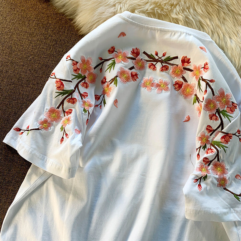 Embroidered short sleeve T-shirt female 2022 spring and summer new design feeling small group half sleeve student couple loose clothes men