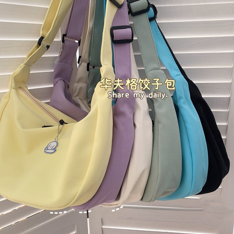 Korean versatile student ins Japanese Harajuku simple waffle leisure literature and art one shoulder diagonal span solid color dumpling