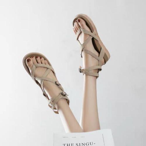 2022 new versatile one button clip sandals women's summer muffin shoes fairy student flat Roman shoes