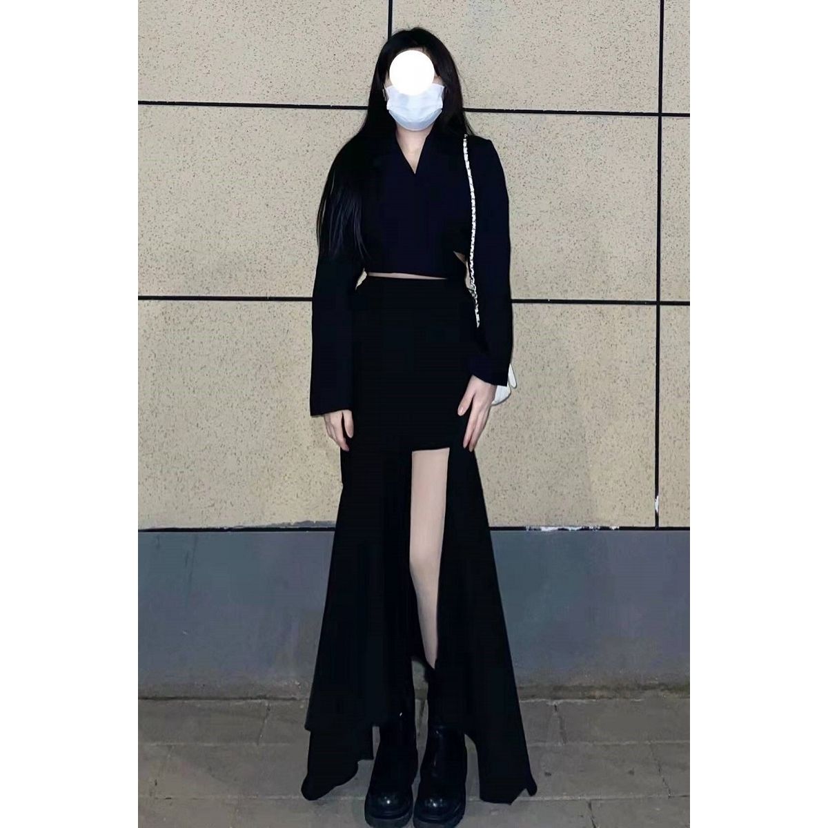 In early spring of 2022, the dark Department wears a two-piece suit with a Korean version of a small minority with a slim waist and a ruffled high waist skirt