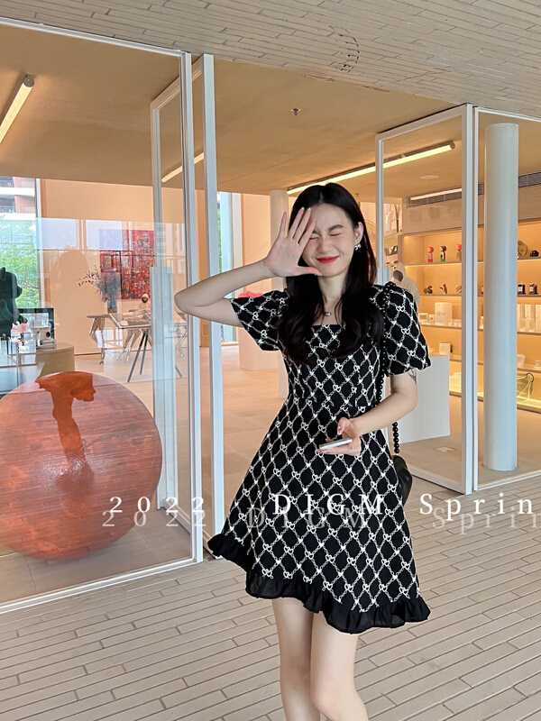 In early summer! [digm] New Korean embroidered Square Collar irregular dress 8504-1\zxx