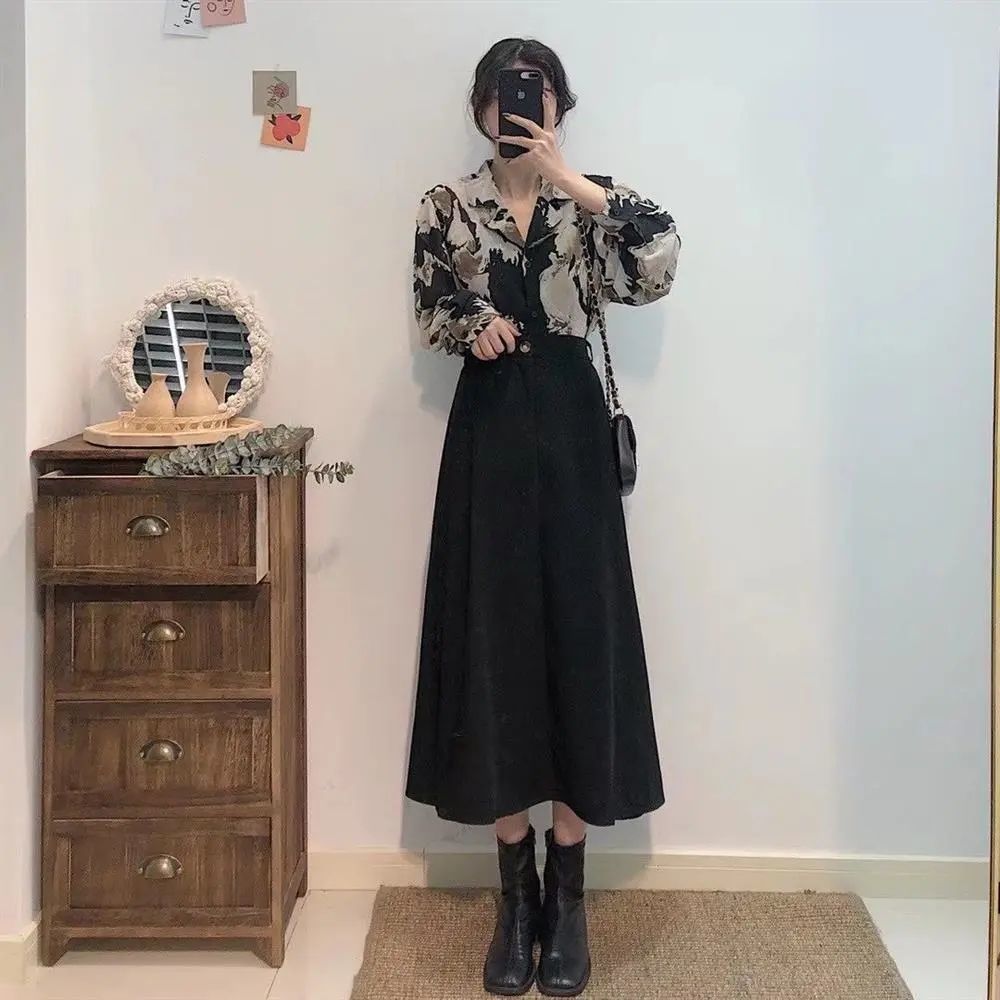 In the early spring of 2022, cool and cute cool girls wear a light cooked wind fried Street shirt + skirt two-piece suit