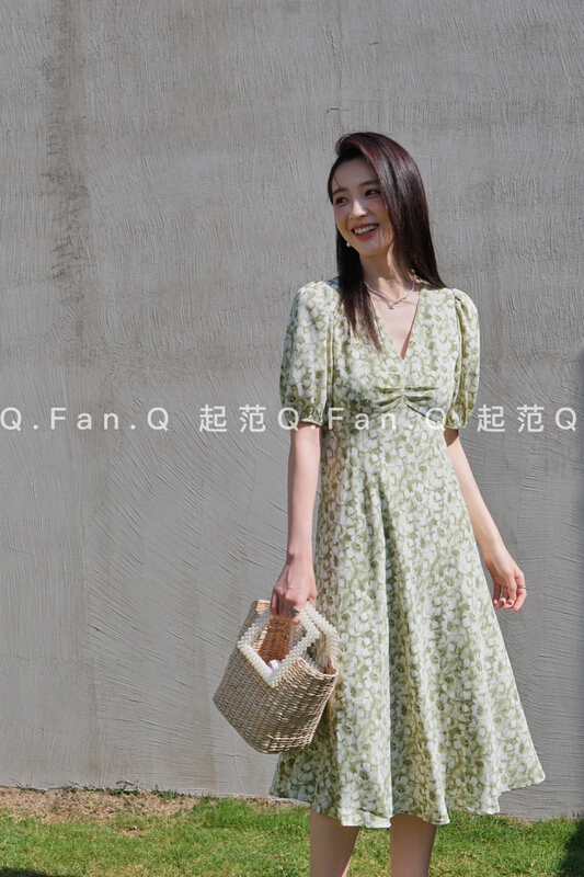 In early summer! [style] elegant V-neck floral medium length dress 8032\jj
