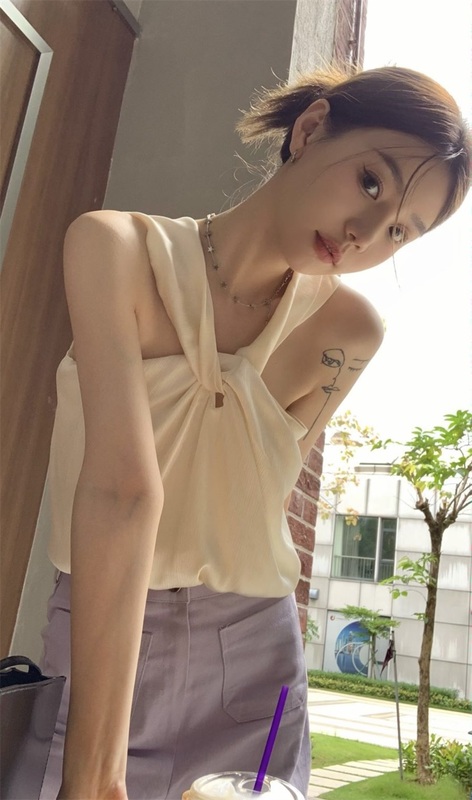 Real shot real price Korean version slim and tender design neck suspender vest versatile student base coat