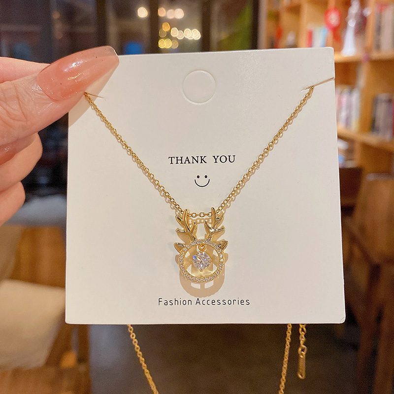 Take a real picture of the new beating heart antler titanium steel necklace in South Korea. Female ins Chaoyi deer has your collarbone chain