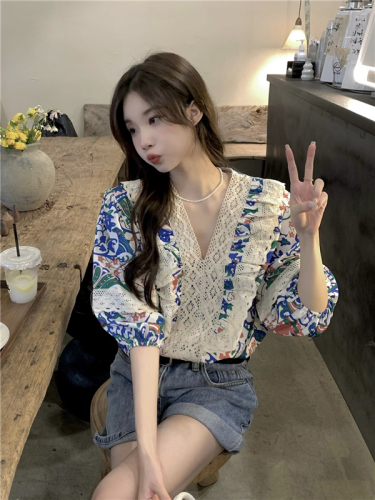 Real price Korean Vintage V-neck floral shirt women's design sense lace splicing loose blouse fashion