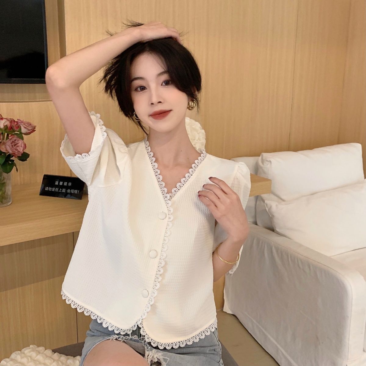 Small fragrance lace V-neck shirt women's spring and summer 2022 new waffle short French temperament short sleeve top ins