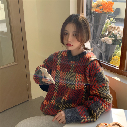 In winter 2022, the New Retro color contrast qianniao lattice is lazy. Wear loose medium and long sleeved knitted sweater outside for women