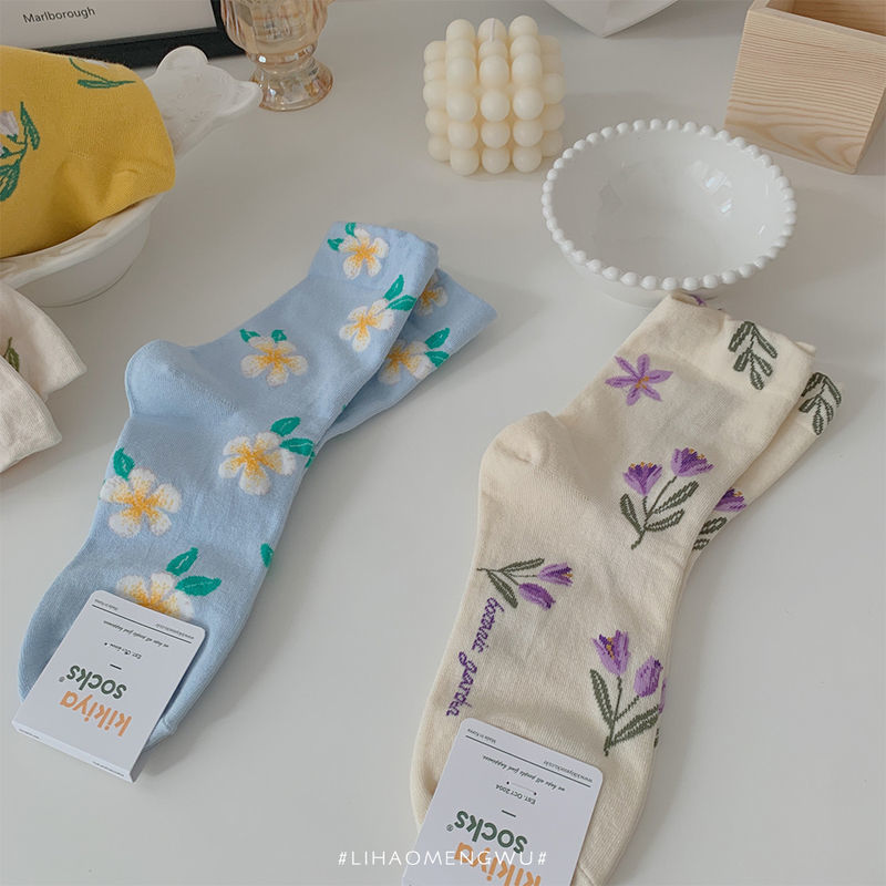 Send you a small flower, a small fresh and sweet flower sock, a cream medium tube sock, a female flower sock, a child