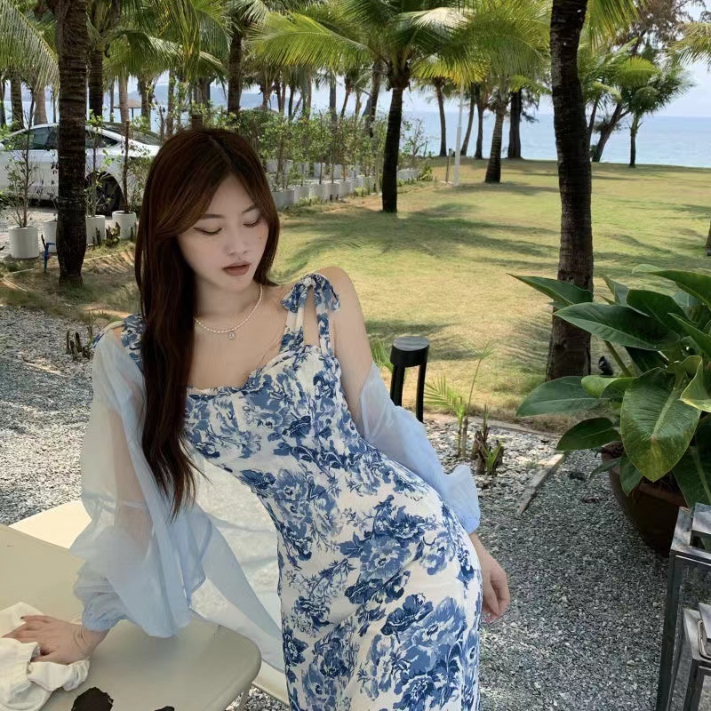 Net red 2022 dress female summer new French Hepburn style high-end seaside travel vacation photo hanging
