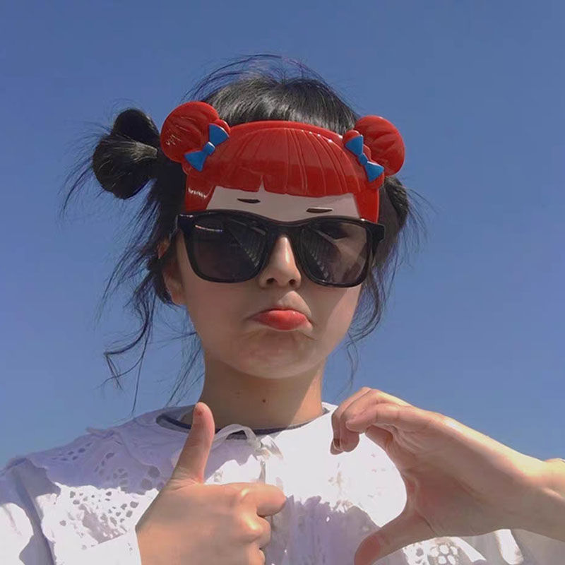 Girlfriends graduation photo glasses travel picnic dance cute funny sand sculpture sunglasses Korean trendy girl ins cool street shot
