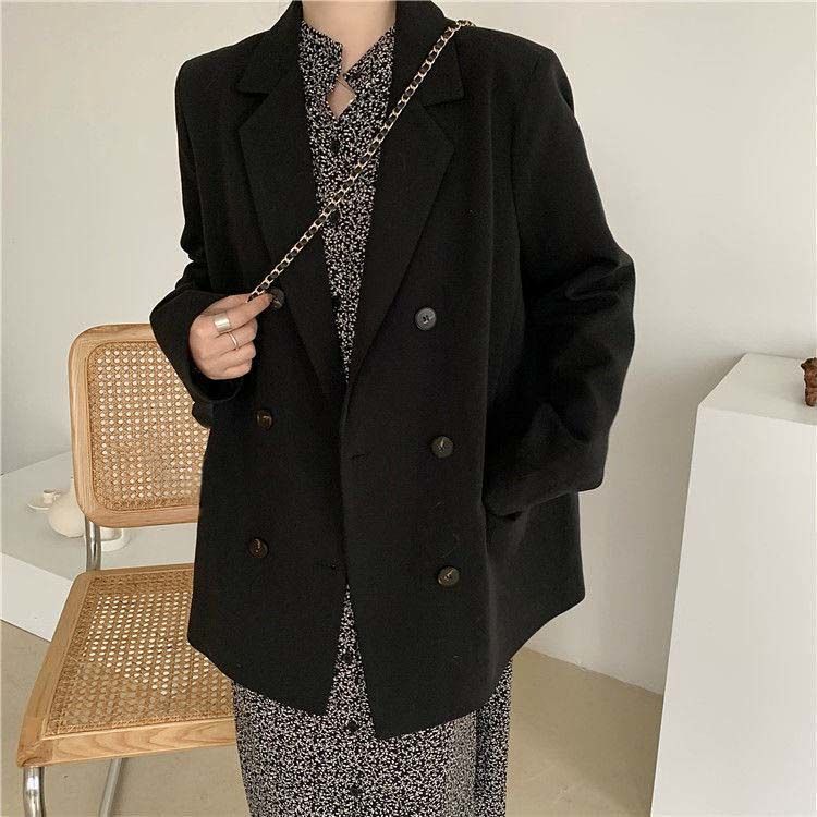 Black suit jacket women's 2022 spring, autumn and winter new Korean version loose fashion simple commuter double-breasted suit trend