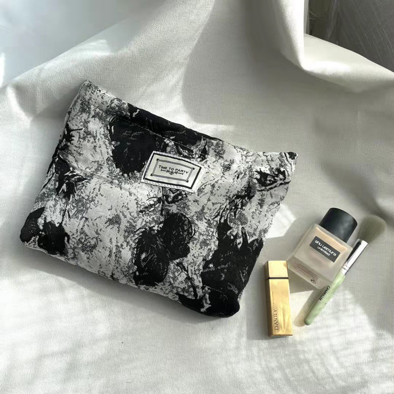 Niche design black and white temperament jacquard canvas cosmetic bag literary retro simple elegant flowers convenient clutch