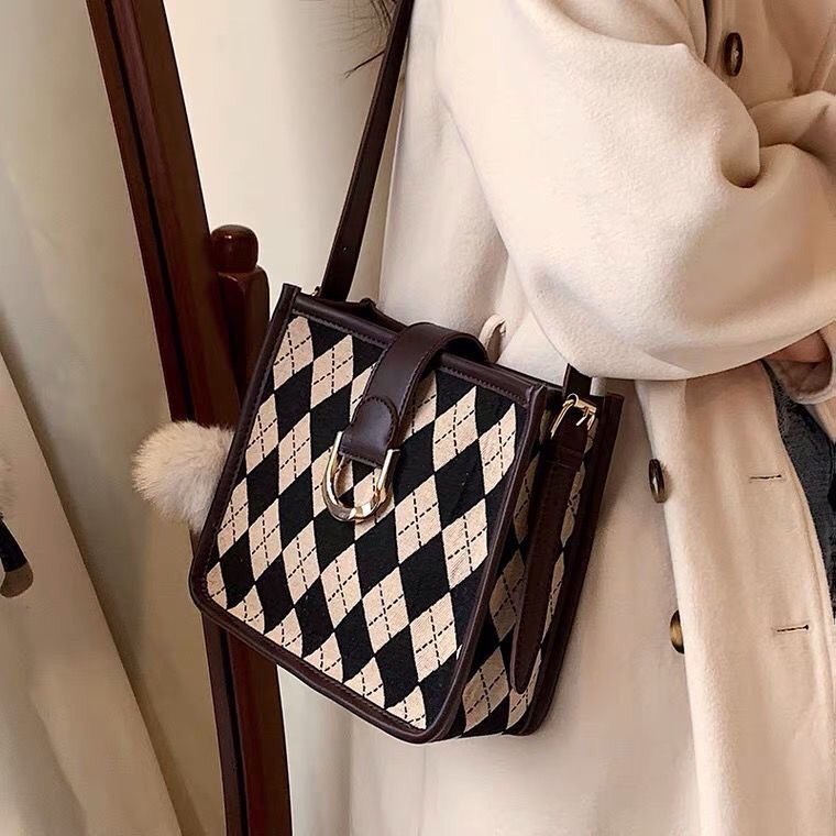 2022 new bucket bag women's trendy spring and summer high-quality fashion all-match one-shoulder messenger bag ipad bag messenger