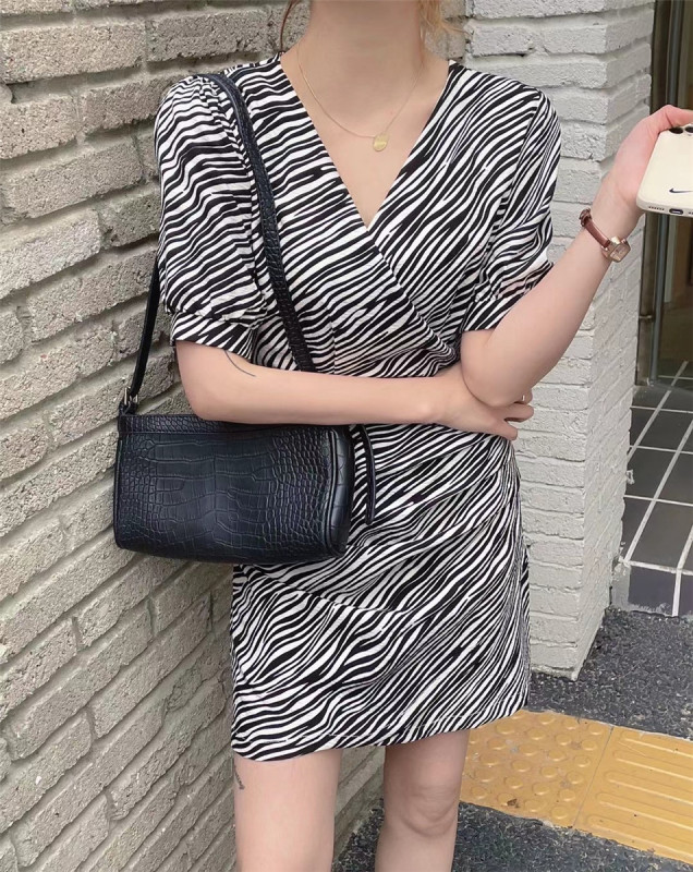 New in early summer! [LMK] Temperament V-neck zebra print waist dress (without necklace) 8079-1# HJY