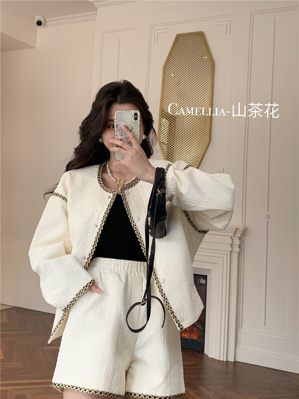 Autumn is new! [CAMELLIA] Xiaoxiang wind contrast color round neck short jacket + elastic high waist casual shorts suit 9862# HJY