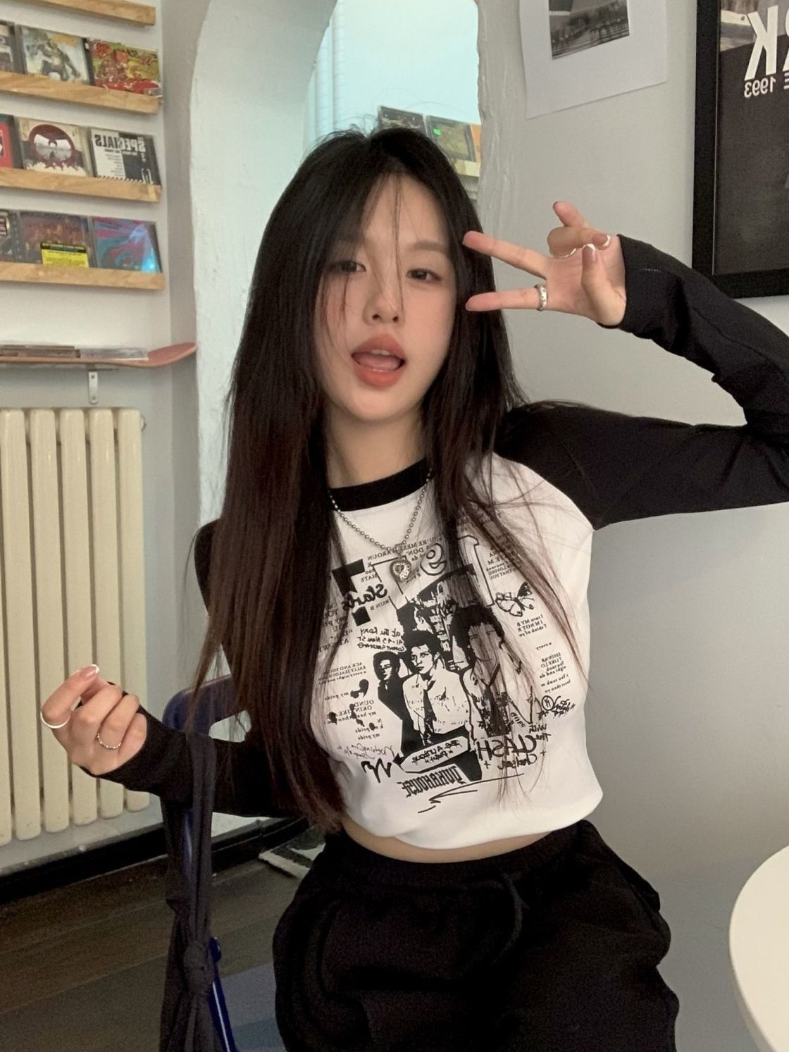 Early autumn new black and white contrast color printing long-sleeved top women's sweet and cool bm slim hot girl short t-shirt bottoming shirt tide