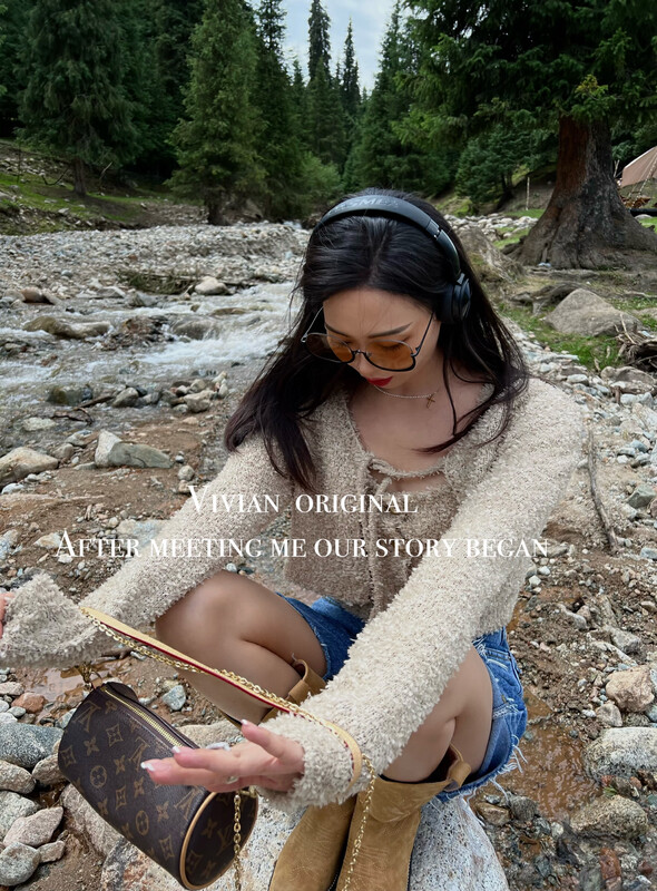 New in early autumn! [VIVIAN] Sweet Spice Hong Kong Style Lace-Up Cardigan + Thin Camisole Suit V6020# ZXX